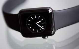 Apple Watch Series 7 na stole