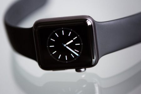 Apple Watch Series 7 na stole